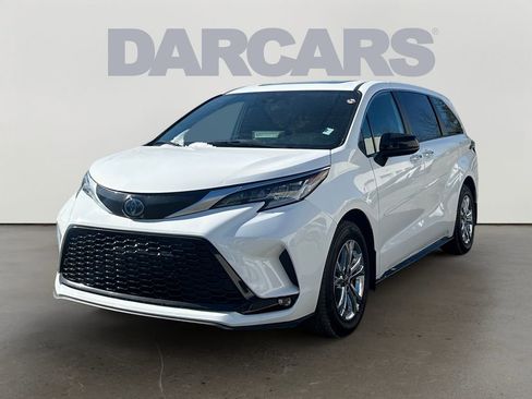 Used 2023 Toyota Sienna XSE image 3