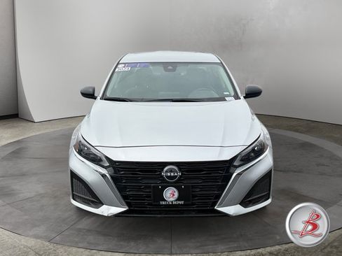 Used 2024 Nissan Altima 2.5 SV FWD image 2