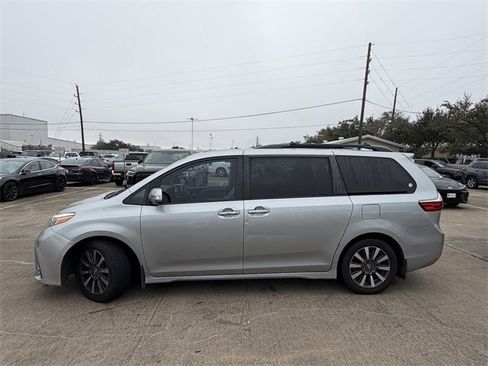 Used 2019 Toyota Sienna Limited image 8