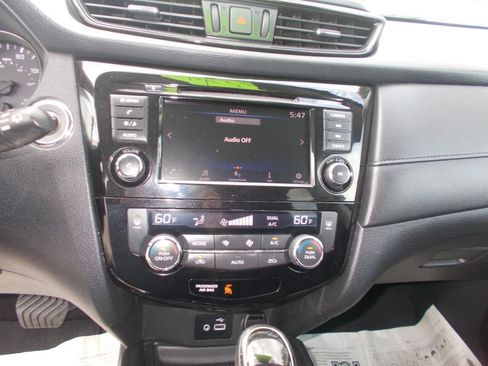 Used 2018 Nissan Rogue SV AWD/4WD image 14