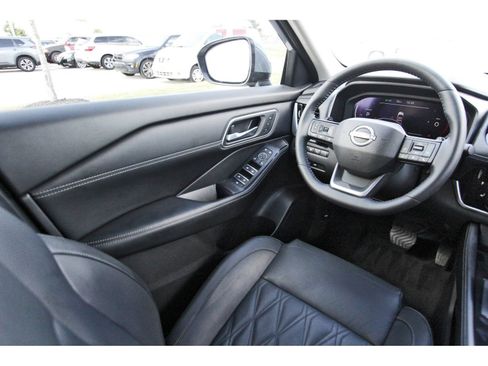 Used 2025 Nissan Rogue Platinum w/ Tech Package FWD image 11