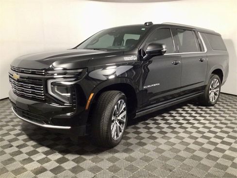 Used 2025 Chevrolet Suburban High Country image 7
