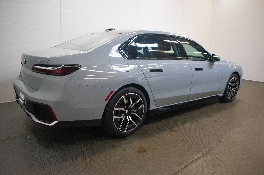 Used 2025 BMW 740i xDrive w/ Premium Package AWD/4WD image 4
