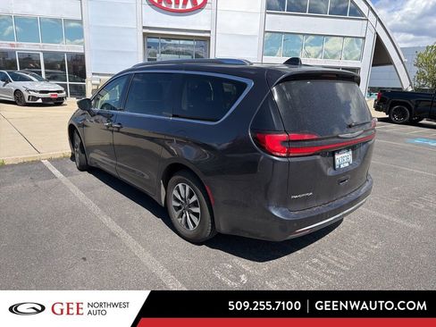 Used 2021 Chrysler Pacifica Touring-L FWD image 3