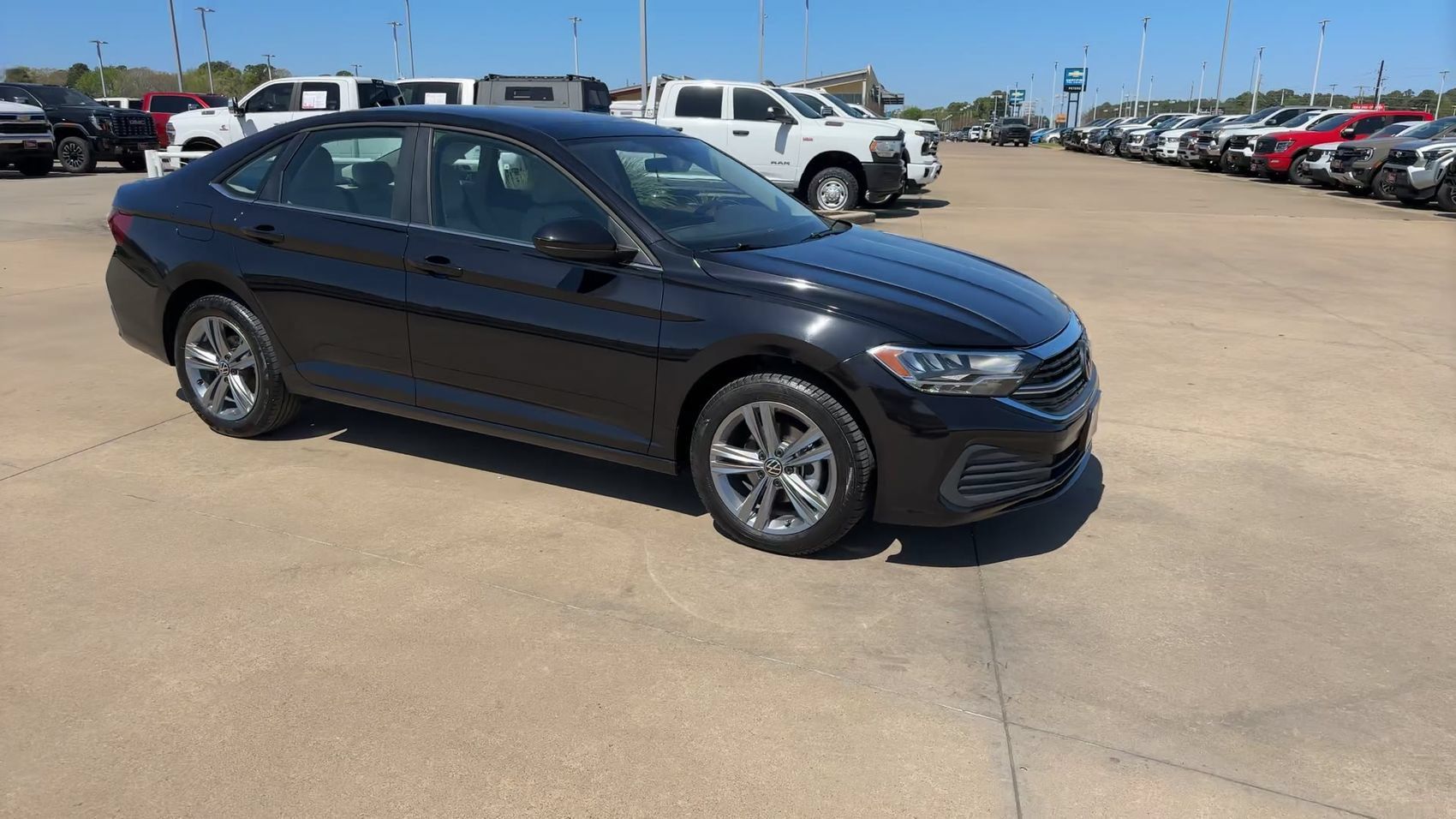 Used 2024 Volkswagen Jetta SE FWD image 3