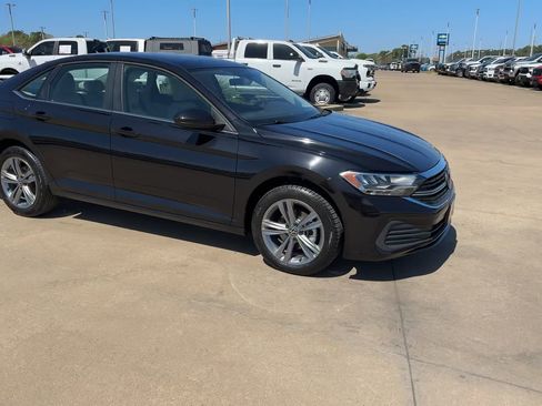 Used 2024 Volkswagen Jetta SE FWD image 3