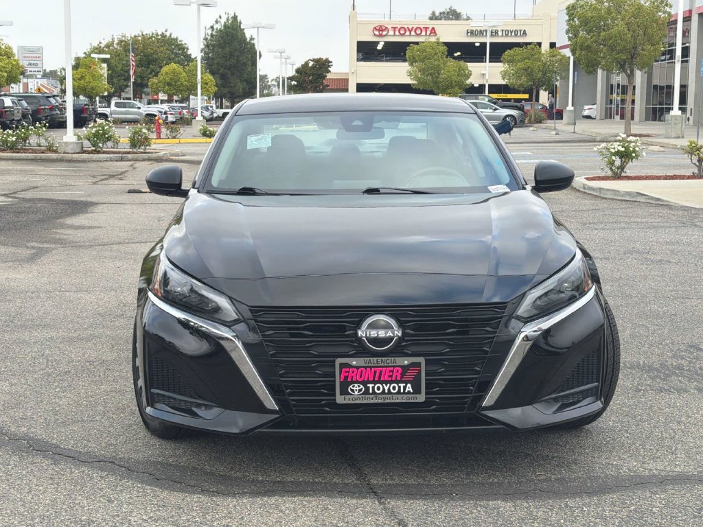 Used 2025 Nissan Altima 2.5 SV FWD image 2