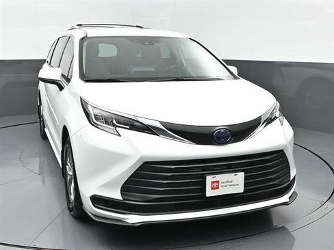 Certified 2022 Toyota Sienna LE FWD image 3