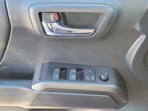 Used 2022 Toyota Tacoma TRD Sport image 25