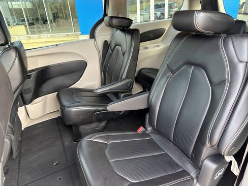 Used 2023 Chrysler Pacifica Touring-L image 14