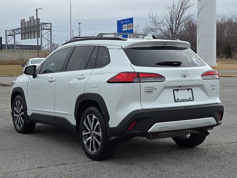Used 2024 Toyota Corolla Cross XLE image 4