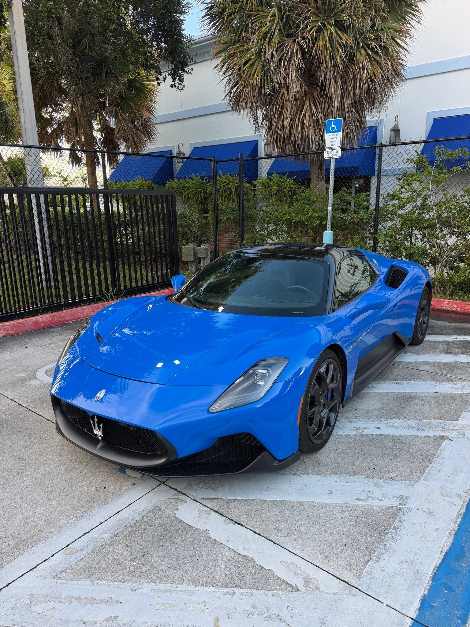 Used 2023 Maserati MC20 Spyder RWD image 1