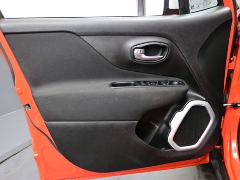 Used 2021 Jeep Renegade Latitude AWD/4WD image 9