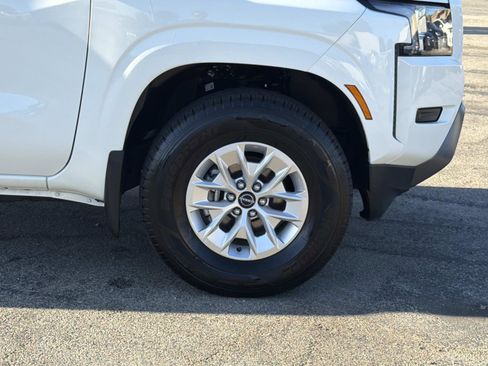 Used 2024 Nissan Frontier SV image 28