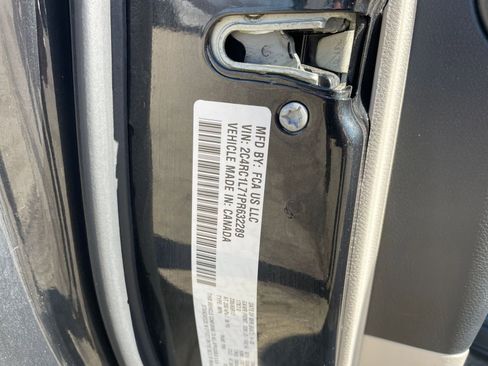 Used 2023 Chrysler Pacifica Touring-L image 32