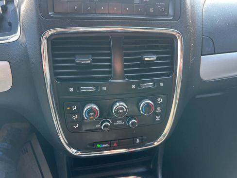 Used 2016 Dodge Grand Caravan SXT w/ UConnect Hands-Free Group FWD image 17