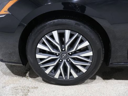 Used 2024 Nissan Altima 2.5 SV image 8