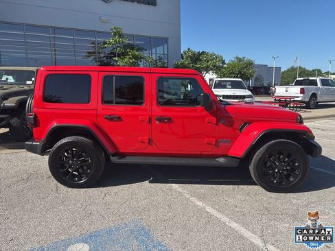 Used 2025 Jeep Wrangler Unlimited Sahara AWD/4WD image 30