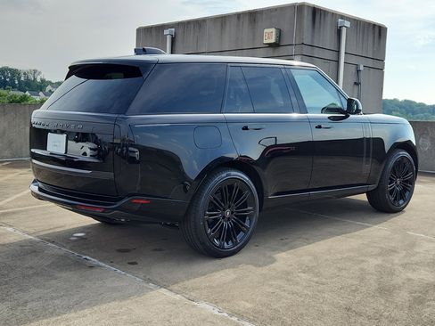 New 2025 Land Rover Range Rover SE image 2