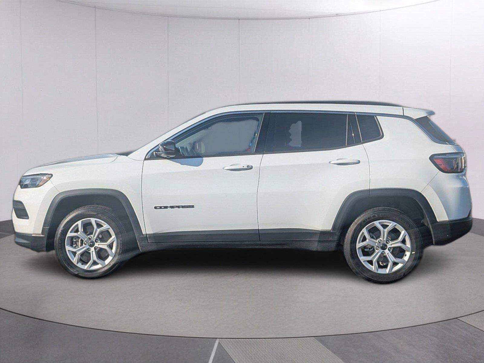 Used 2025 Jeep Compass Latitude w/ Convenience Group AWD/4WD image 2