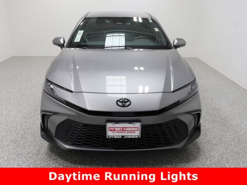Used 2025 Toyota Camry SE image 3