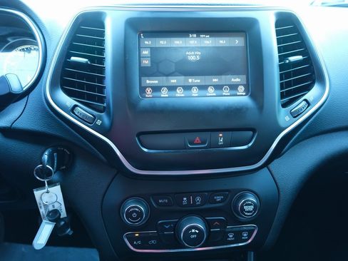 Used 2021 Jeep Cherokee Latitude image 18