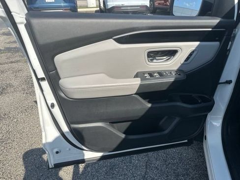 Used 2023 Honda Pilot Touring image 11