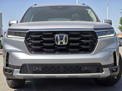 Used 2025 Honda Pilot Touring image 17