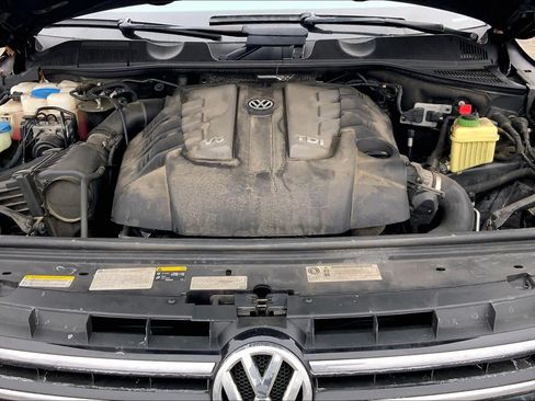 Used 2014 Volkswagen Touareg TDI image 32