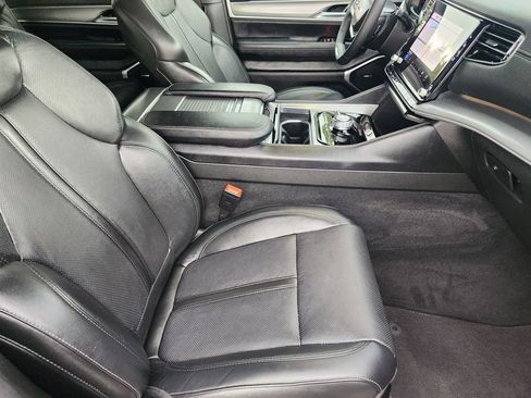 Used 2025 Jeep Wagoneer L 4WD image 13