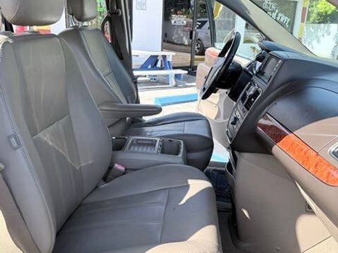 Used 2015 Chrysler Town & Country Touring FWD image 14