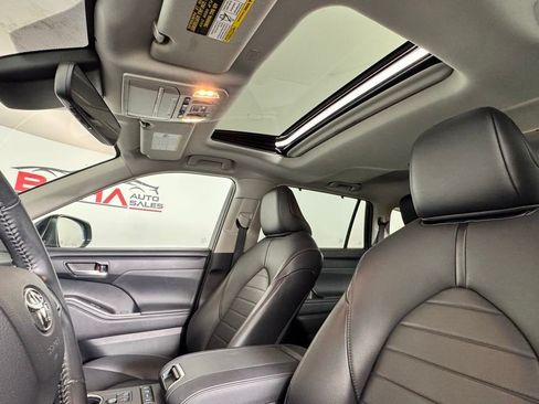 Used 2021 Toyota Highlander XLE AWD/4WD image 16