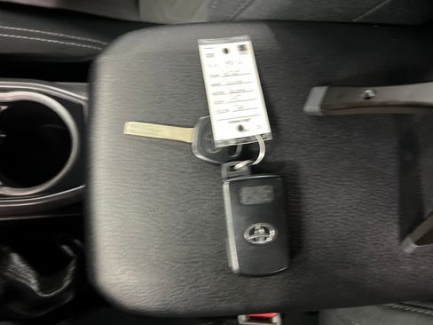 Used 2020 Toyota Tacoma TRD Off-Road AWD/4WD image 28
