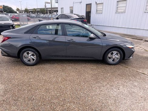 Used 2026 Hyundai Elantra SE FWD image 24