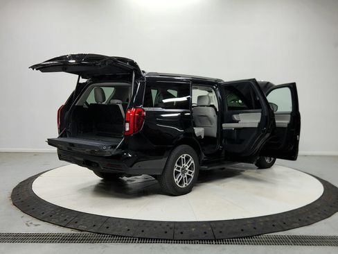 Used 2025 Ford Expedition Active RWD image 16