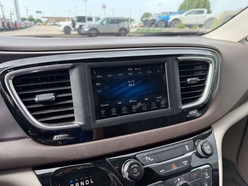 Used 2018 Chrysler Pacifica L FWD image 23