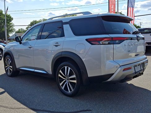 Used 2023 Nissan Pathfinder Platinum AWD/4WD image 4