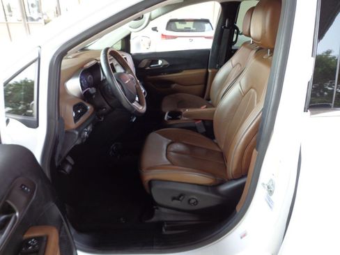 Used 2017 Chrysler Pacifica Limited w/ UConnect Theater Package FWD image 14