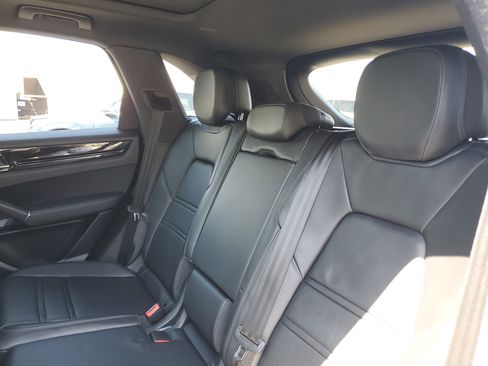 Used 2022 Porsche Cayenne image 22