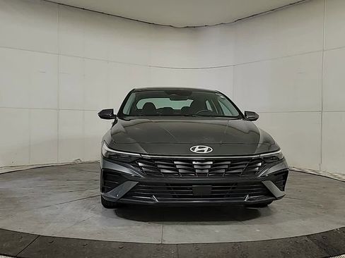 Used 2025 Hyundai Elantra Limited image 2