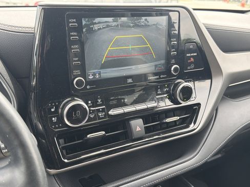 Used 2021 Toyota Highlander Limited FWD image 25
