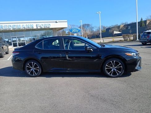 Used 2019 Toyota Camry SE image 3