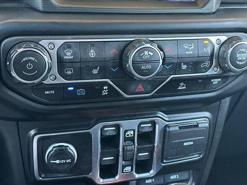 Used 2023 Jeep Wrangler Unlimited Sahara w/ Cold Weather Group AWD/4WD image 18