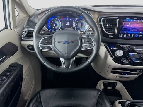 Used 2017 Chrysler Pacifica Touring-L Plus FWD image 22