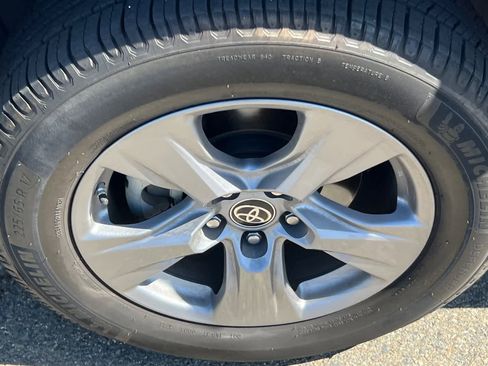 Used 2022 Toyota RAV4 LE AWD/4WD image 10