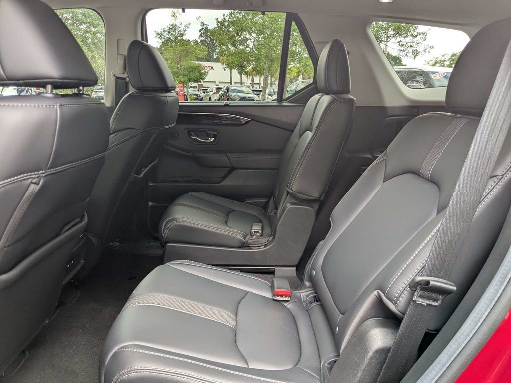 Used 2025 Honda Pilot Touring image 14