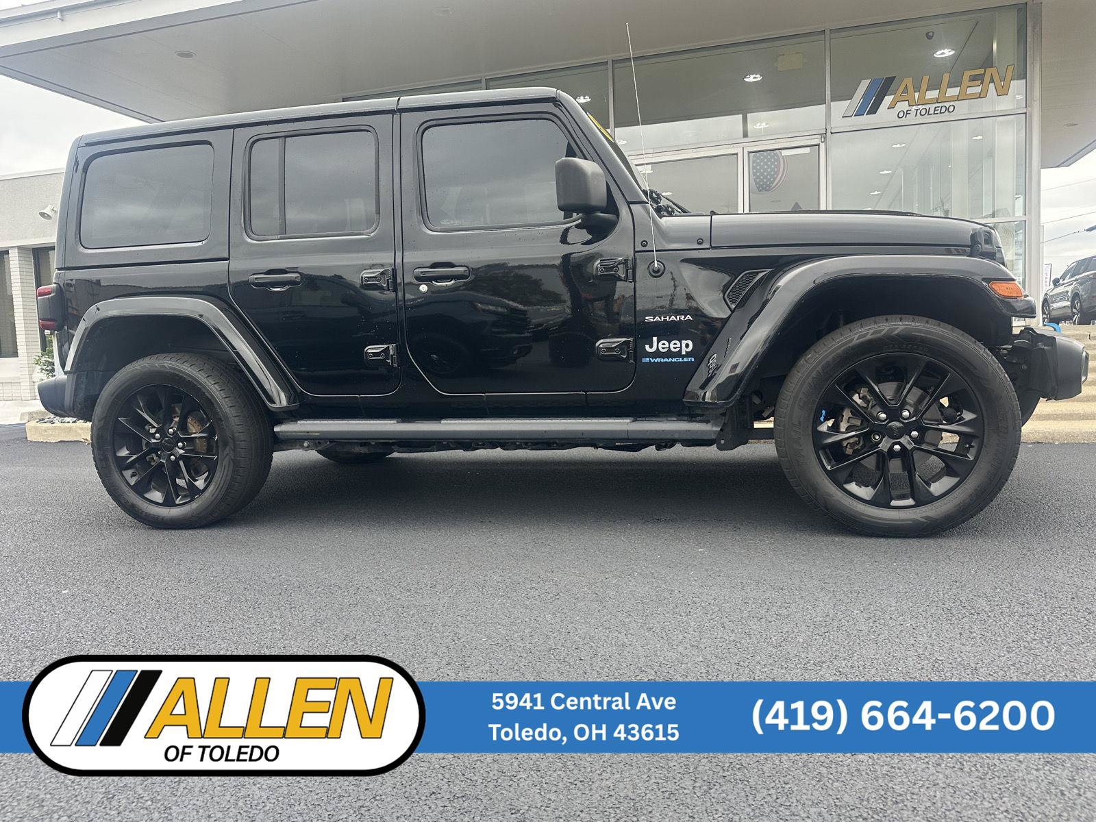 Used 2023 Jeep Wrangler Unlimited Sahara w/ Cold Weather Group AWD/4WD image 1