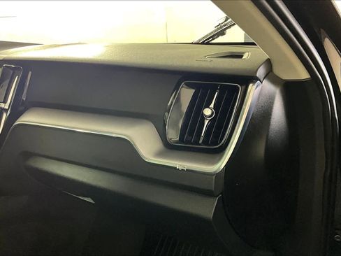 Used 2020 Volvo XC60 T5 Momentum w/ Premium Package image 18