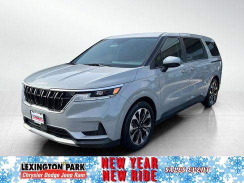 Used 2024 Kia Carnival EX image 2