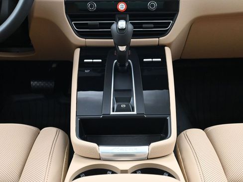 Certified 2026 Porsche Macan image 10